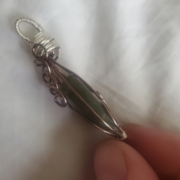 Minimalist Labradorite Pendant - Picture 3 of 7